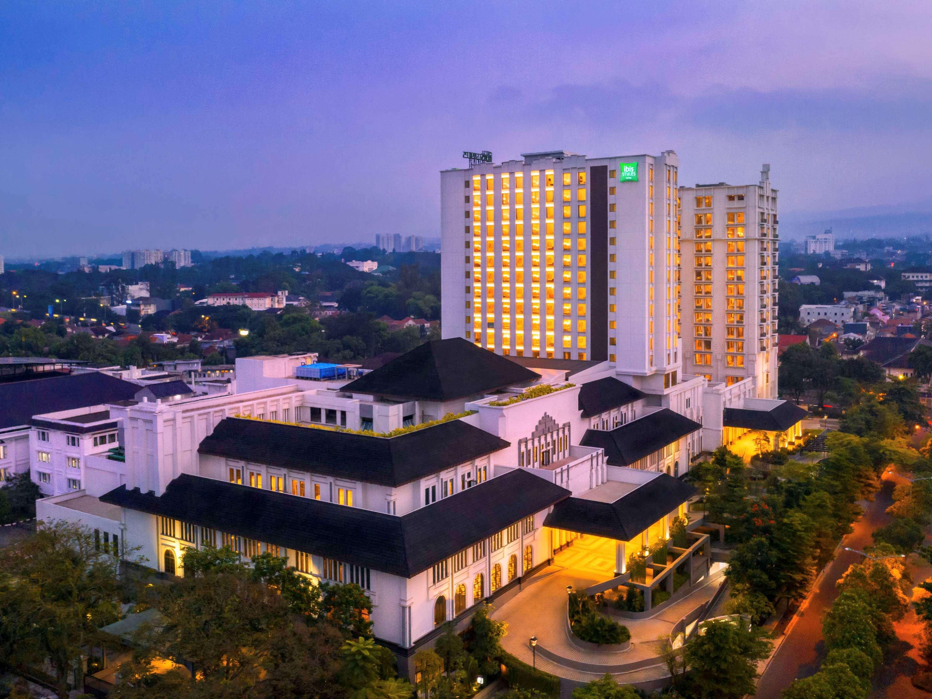 Ibis Styles Bandung Grand Central Esterno foto